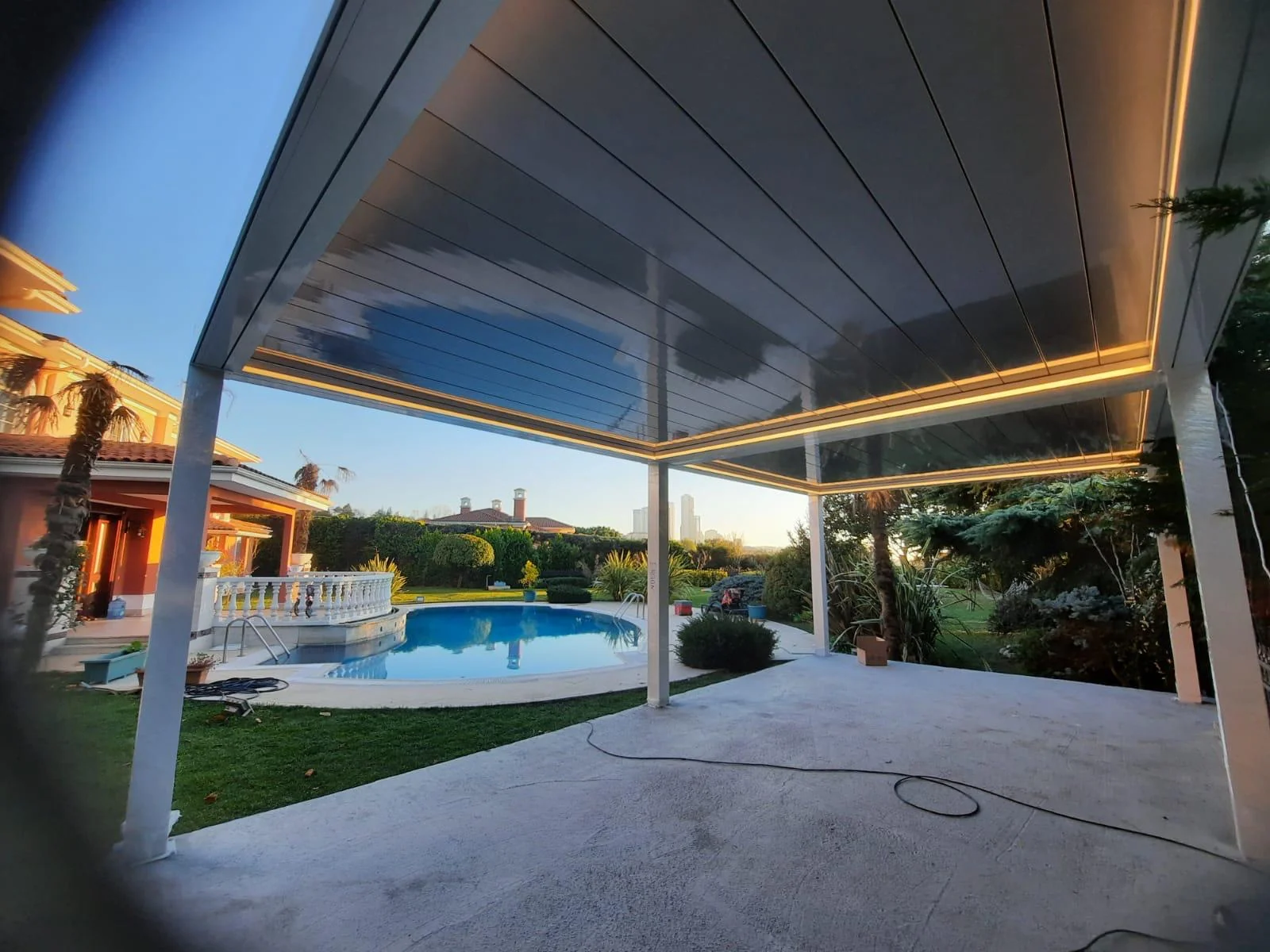 ¿Necesito licencia para instalar una pérgola en mi terraza? Guía 2026